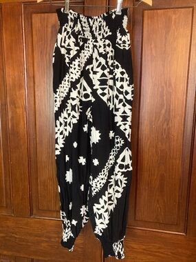 Anthropologie Black & White Geometric Viscose Aniya Ballon Joggers